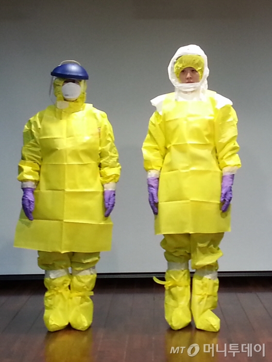 에볼라 보호복 착용 모습./사진=이지현 기자