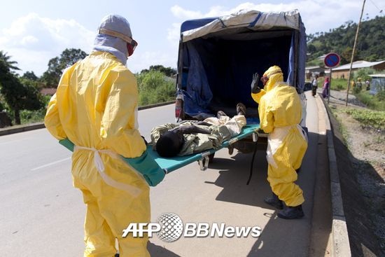에볼라 구호대가 환자를 이송하고 있다./사진=AFPBBNews