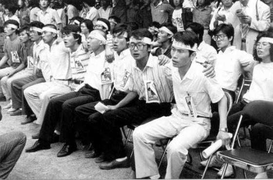 학생운동 시절 새정치민주연합 이인영 의원(앞줄 오른쪽)과 우상호 의원(오른쪽에서 세번째)/사진=이인영 의원실 제공