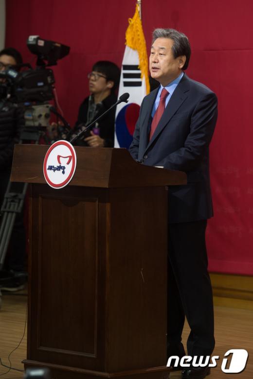 [사진]신년 기자회견하는 김무성 새누리당 대표