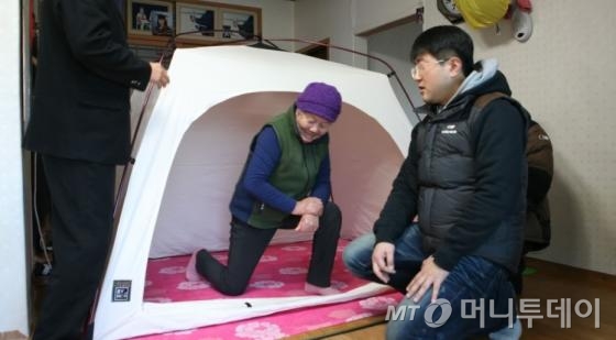 바이맘 김민욱 대표(오른쪽)가 강릉의 홀몸노인을 찾아 난방텐트를 설치했다. /사진=바이맘 제공