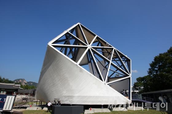 프라다 트랜스포머 프로젝트는 네덜란드 출신의 세계적인 건축가 렘 쿨하스와 건축사무소 OMA가 설계를 맡았으며, 전시, 영화, 공연 등 장르를 넘나드는 획기적인 문화행사로 약 6개월 동안 회전형 건축물 내에서 독특한 크로스오버 시각 예술 패키지를 한국에 선보였다. 