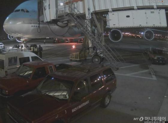 지난해 12월 5일 새벽(현지시각) 미국 뉴욕 JFK 국제공항에서 이른바 '땅콩회항'을 하고 있는 대한항공 KE086편. /사진=대한항공 제공 