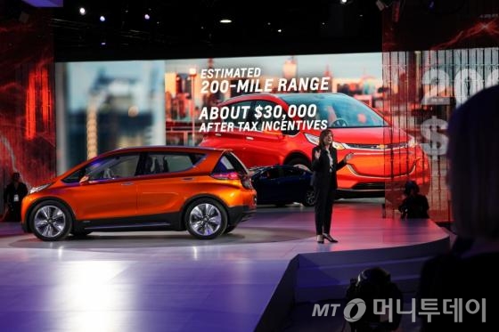 12일(현지시각) 메리 바라 GM CEO(최고경영책임자)가 새로운 전기차 볼트(BOLT)를 소개하고 있다./사진제공=NAIAS