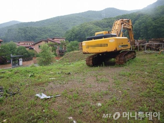 중국 유명 여배우 탕웨이가 2012년 7월 구입한 경기 성남 분당구 구미동의 한 토지. 지난해 7월 촬영당시 건설 자재와 중장비가 놓여 있었다. / 사진=송학주 기자<br>
