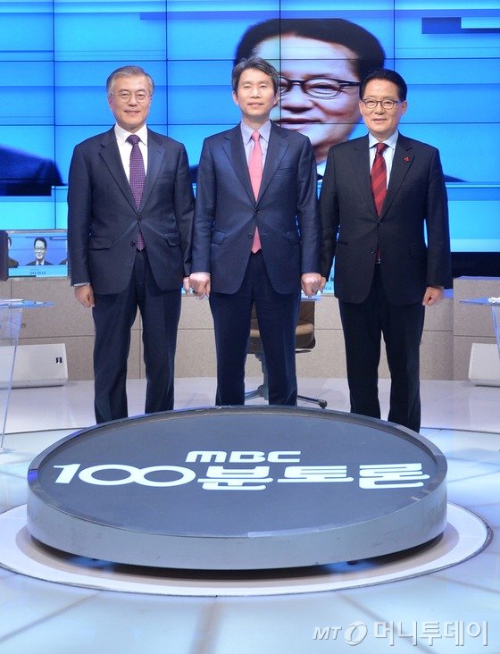  새정치민주연합 문재인, 이인영, 박지원 당대표 후보(왼쪽부터)가 28일 MBC 100분토론에 앞서 손을 맞잡고 있다./사진=공동취재단