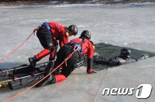 [사진]해빙기 수난구조 훈련 한창