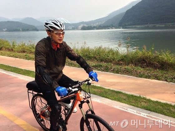  (서울=뉴스1) 김승섭 기자 이명박 전 대통령이 2일 자신의 페이스북에 4대강 가운데 하나인 북한강 자전거 도로에서 자전거를 타는 사진을 공개했다.  이 전 대통령이 탄 자전거는 삼천리자전거의 "첼로 크로노 70"(Cello Crono70)을 개조한 전기자전거로, 가격은 약 440만원 정도인 것으로 알려졌다.