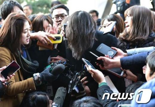 지난해 12월30일 서울 서부지방법원에서 영장실질심사가 끝난 뒤 취재진에 둘러싸인 조현아 전부사장(가운데). © News1