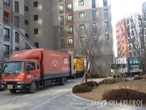 경기도 화성시 동탄 2신도시 'GS센트럴자이'에 이삿짐센터 차량이 줄지어 이삿짐을 옮기고 있다. / 사진 = 이재윤 기자