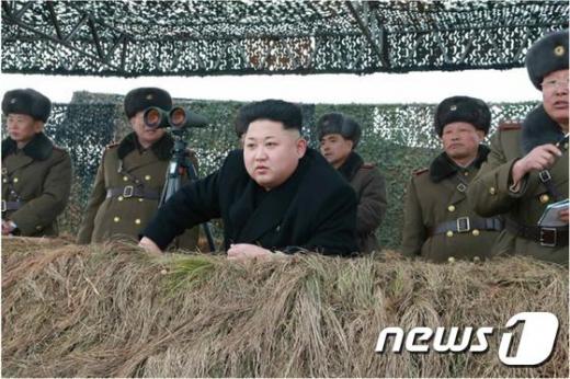 북한 김정은 노동당 제1비서가 기계화타격부대의 도하훈련을 지도했다고 27일 조선중앙통신이 보도했다.(사진 :노동신문) 2015.01.27/뉴스1 © News1 서재준 기자