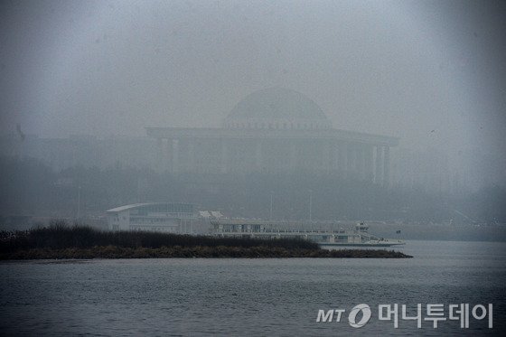  26일 오전 서울 여의도 국회의사당이 짙은 안개에 휩싸여 있다. 이날 서울의 가시거리는 1km 안팎으로 올들어 가장 짙은 안개가 끼었다. 2015.1.26/뉴스1 