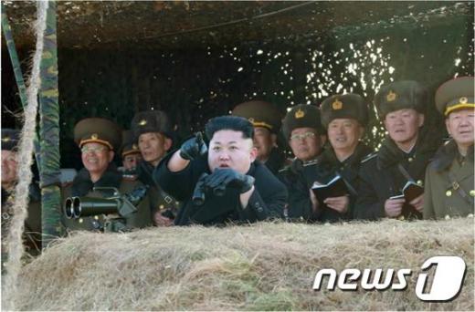 북한 김정은 노동당 제1비서가 공·해군 합동 해상목표물 타격훈련을 참관했다고 31일 노동신문이 보도했다.(노동신문) 2015.2.1/뉴스1 © News1 서재준 기자