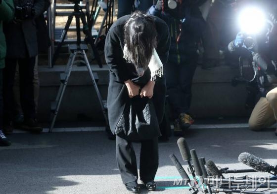 '땅콩리턴' 사건으로 물의를 빚은 조현아 전 대한항공 부사장이 피의자신분조사를 받기 위해 지난달 17일 오후 서울 서부지방검찰청으로 출두하고 있다.