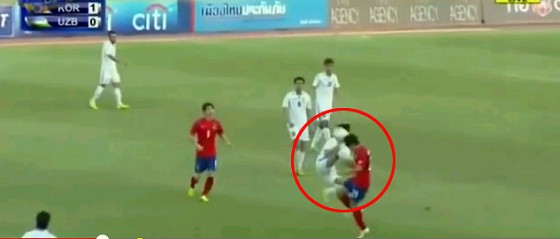 지난 1일(이하 한국시간) 열린 '2015 태국 킹스컵' 1차전 한국과 우즈베키스탄(이하 우즈벡)의 경기에서 우즈벡 선수들의 난폭한 플레이가 논란을 일으키고 있다. 