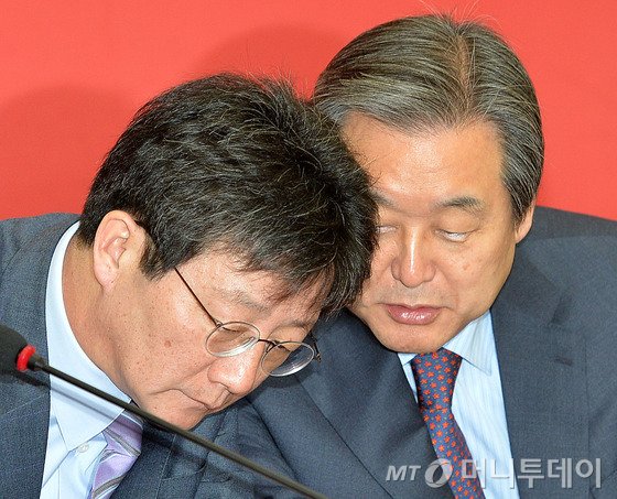  김무성 새누리당 대표(오른쪽)와 유승민 원내대표. /사진= 뉴스1