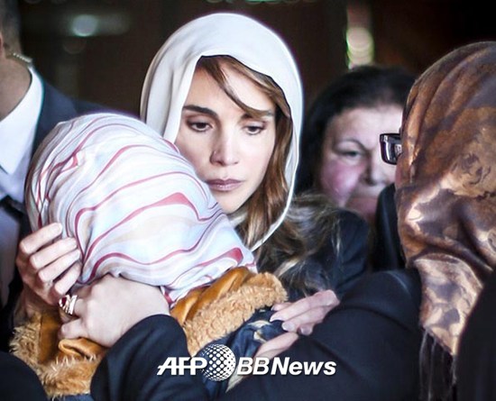 5일(현지시간) 요르단 중부도시 카락을 찾은 라니아 요르단 왕비가 IS에 무참히 살해당한 마즈 알카사스베 중위의 아내를 끌어안으며 위로하고 있다. 사진은 요르단 국영 뉴스 통신 '페트라'(PETRA)가 배포했다./ 사진=AFPBBNews