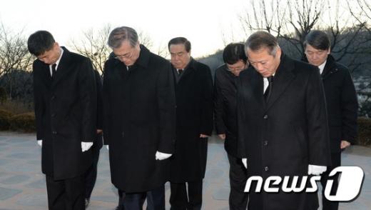 [사진]김대중 전 대통령 묘역 참배하는 문재인