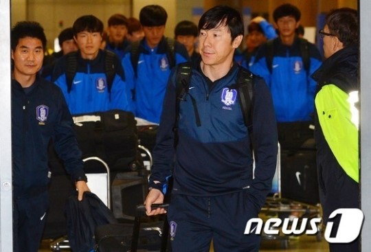 신태용 22세 이하 대표팀 감독을 비롯한 선수들이 9일 오전 귀국했다. /사진=뉴스1<br>
<br>

