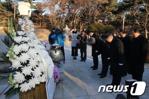 [사진]문재인 대표, 이승만 전 대통령 묘역 참배