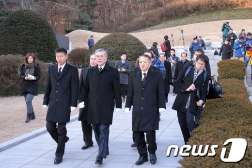 [사진]박정희 전 대통령 묘역 참배 마친 문재인