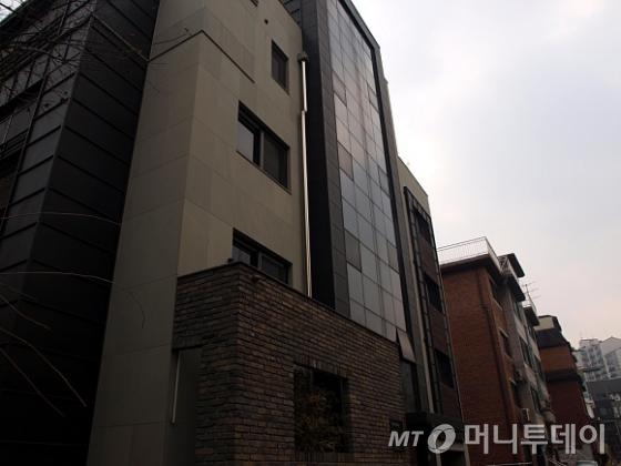 '이문세 빌딩'으로 알려진 서울 강남구 청담동 소재 건물의 최근 모습. 지상 5층의 도시형생활주택으로 신축됐다. / 사진=송학주 기자