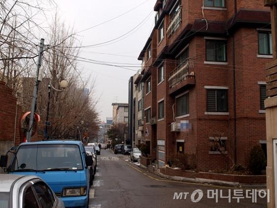 서울 청담동 '이문세 빌딩' 주변 도로 모습. 고등학교(사진 왼쪽)와 주택가가 혼재돼 있다. / 사진=송학주 기자