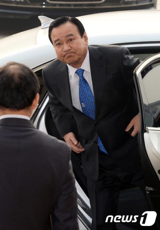 [사진]국회 도착하는 이완구 총리 후보자