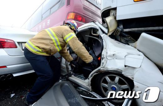 [사진]버스 사이에 형체 알아볼 수 없는 사고 차량