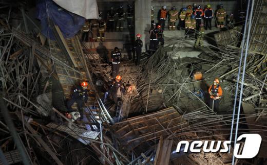 11일 오후 4시53분쯤 서울 동작구 사당동 사당종합체육관 신축공사현장이 무너져 건설근로자 11명이 매몰돼 119 구조대원과 구조견이 실종자 수색작업을 벌이고 있다. 2015.2.11/뉴스1 © News1 안은나 기자