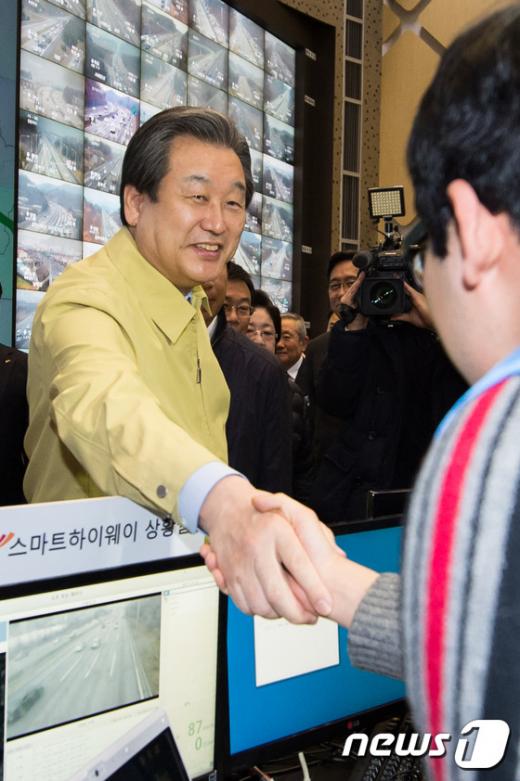 [사진]교통센터 직원 격려하는 김무성 새누리당 대표