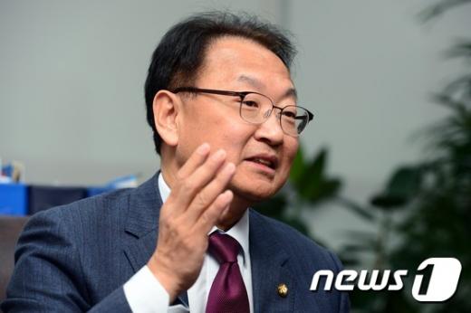 [사진]국토부 장관 내정 소감 밝히는 유일호 의원