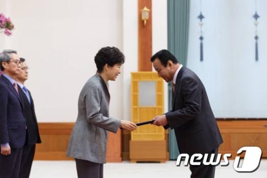 [사진]박근혜 대통령, 이완구 총리 임명장 수여