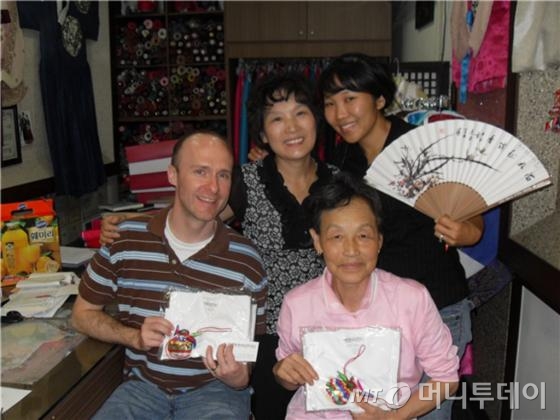 한국에서 미국으로 입양된 한 여성(맨 오른쪽)이 예비신랑과 함께 입양해 데려갈 아기를 위한 선물을 마련하기 위해 곽경희 바늘한땀협동조합 이사장(가운데 위)를 찾아왔다./사진제공=바늘한땀협동조합