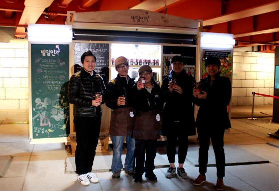 ↑청계천 광교에 위치한 별일인家 카페 앞에서 바리스타들과 이노션멘토링코스 참가자들이 커피잔을 들고 포즈를 취하고 있다.