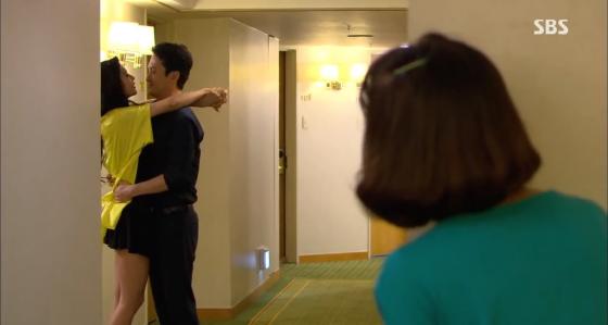 남편의 불륜사실을 알게되는 여성의 이야기를 다룬 SBS 드라마 '결혼의 여신'의 한 장면 /사진=SBS 방송화면 캡처