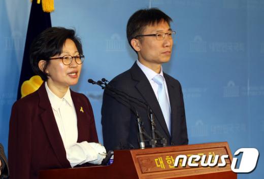 김미희(왼쪽), 이상규 전 통합진보당 의원./뉴스1 © News1 이광호 기자