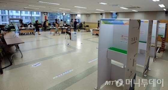 지난 7·30 국회의원 재·보궐선거일인 30일 오전 서울 동작구 흑석동주민센터에 마련된 투표소에서 시민들이 투표를 하고 있다./ 사진=뉴스1