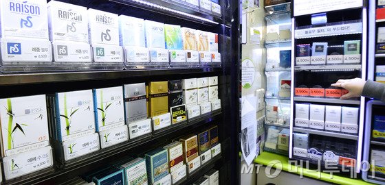  2일1일 오후 서울 시내의 한 편의점 진열대에 담배들이 진열되어 있다. 사진=뉴스1.
