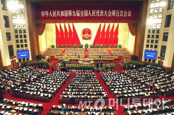 중국 최대 정치 행사인 양회 중에서도 최고의 권력기관으로 꼽히는 전국인민대표회의는 3000명에 육박하는 중국 전역의 대표들이 한자리에 모여 중국 정부의 1년 정책들을 결정한다. 