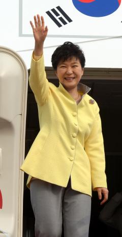 박근혜 대통령이 중동 4개국 순방길에 나서고 있다. /사진제공=뉴시스