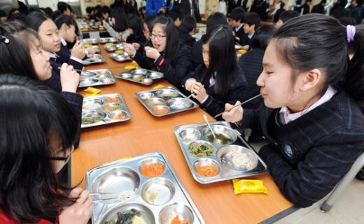 무상으로 급식을 먹고 있는 학생들./뉴스1 © News1