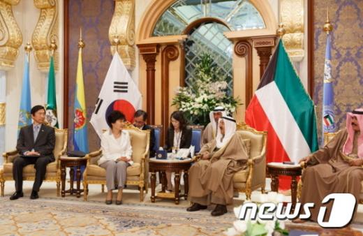 박근혜 대통령이 2일 오후(현지시간) 쿠웨이트 바얀궁에서 셰이크 알-아흐마드 알-자베르 알-사바 쿠웨이트 국왕과 정상회담을 하고 있다. (청와대 제공) 2015.3.2/뉴스1 © News1 포토공용 기자