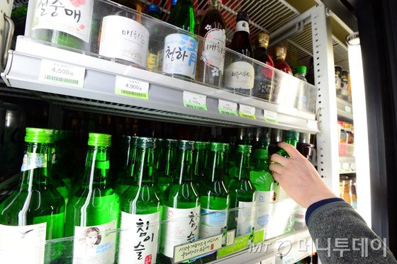 지난해 3월 서울 종로구 한 편의점에서 점원이 냉장고에 주류를 진열하고 있다. 사진=뉴스1.