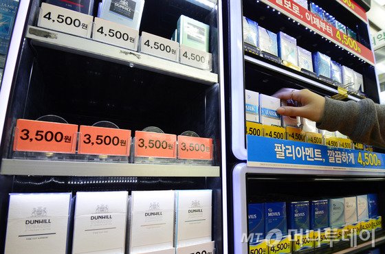  2월1일 오후 서울 시내의 한 편의점 진열대에 외국산 담배들이 진열되어 있다. 사진=뉴스1.