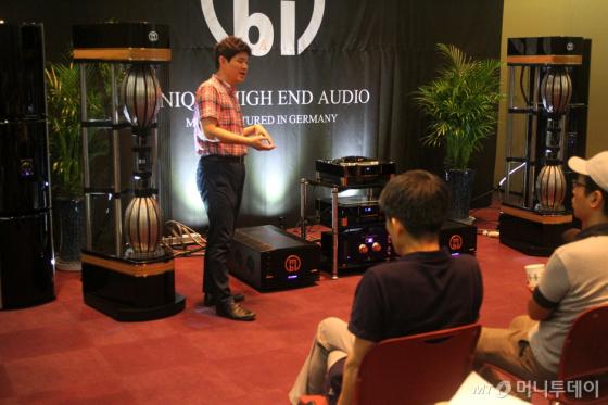 지난해 열린 '오디오쇼'에서 한 강사가 독일 첨단 오디오 시스템 시연회에서 음향에 대해 설명하고 있다. /사진제공=한국수입오디오협회
