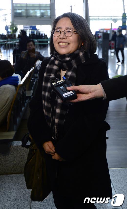 [사진]취재진의 질문에 답하는 김영란 전 국민권익위원장