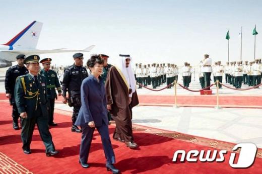 [사진]박 대통령, 두번째 방문국 사우디 도착