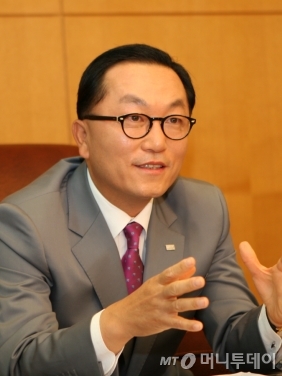 박현주 "규제로 금융산업 역동성 떨어져있다" 지적