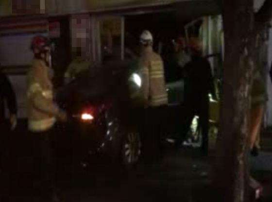 서울 천호동에서 승용차가 상점으로 돌진하는 사고가 발생했다. / 사진=서울 강동소방서 제공